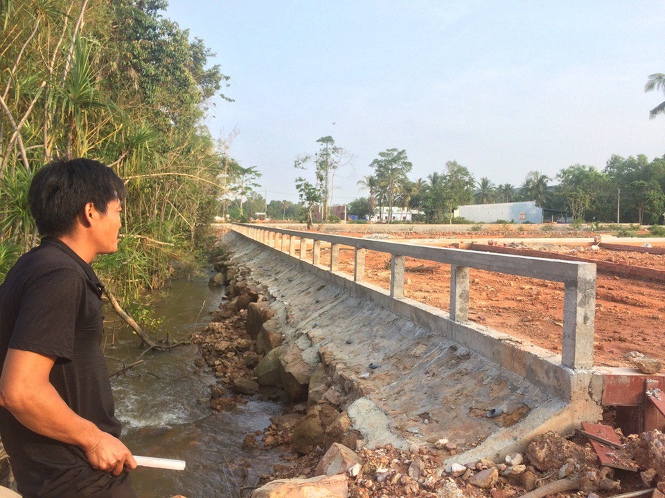 Chủ tịch Kiên Giang "lệnh" Phú Quốc tạm ngưng giao dịch đất - 3 Sau khi báo chỉ phản ánh về tình trạng phân lô, bán nền... băm nát đảo ngọc Phú Quốc, Phó Thủ tướng thường trục Trương Hòa Bình đã có công văn chỉ đạo thanh tra việc quản lý sử dụng đất nông nghiệp trên địa bàn huyện Phú Quốc