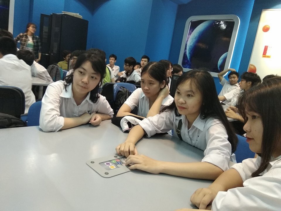 Học sinh lớp 10 trải nghiệm một ngày làm sinh viên ĐH Bách khoa Hà Nội - 5 Tham gia trả lời câu hỏi tại TT Năng lượng Nguyên tử