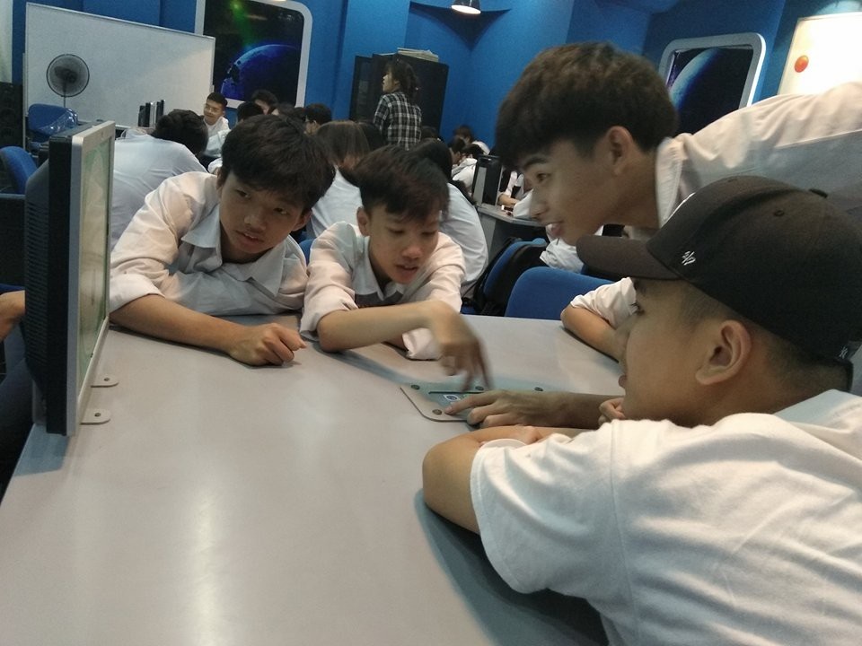 Học sinh lớp 10 trải nghiệm một ngày làm sinh viên ĐH Bách khoa Hà Nội - 3 Học sinh tham gia thực hành tại Trung tâm Năng lượng Nguyên tử.