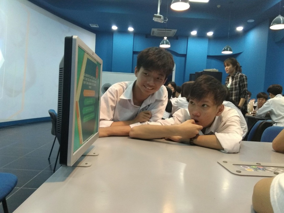 Học sinh lớp 10 trải nghiệm một ngày làm sinh viên ĐH Bách khoa Hà Nội - 4 Học sinh lớp 10 trải nghiệm một ngày làm sinh viên ĐH Bách khoa Hà Nội - 4