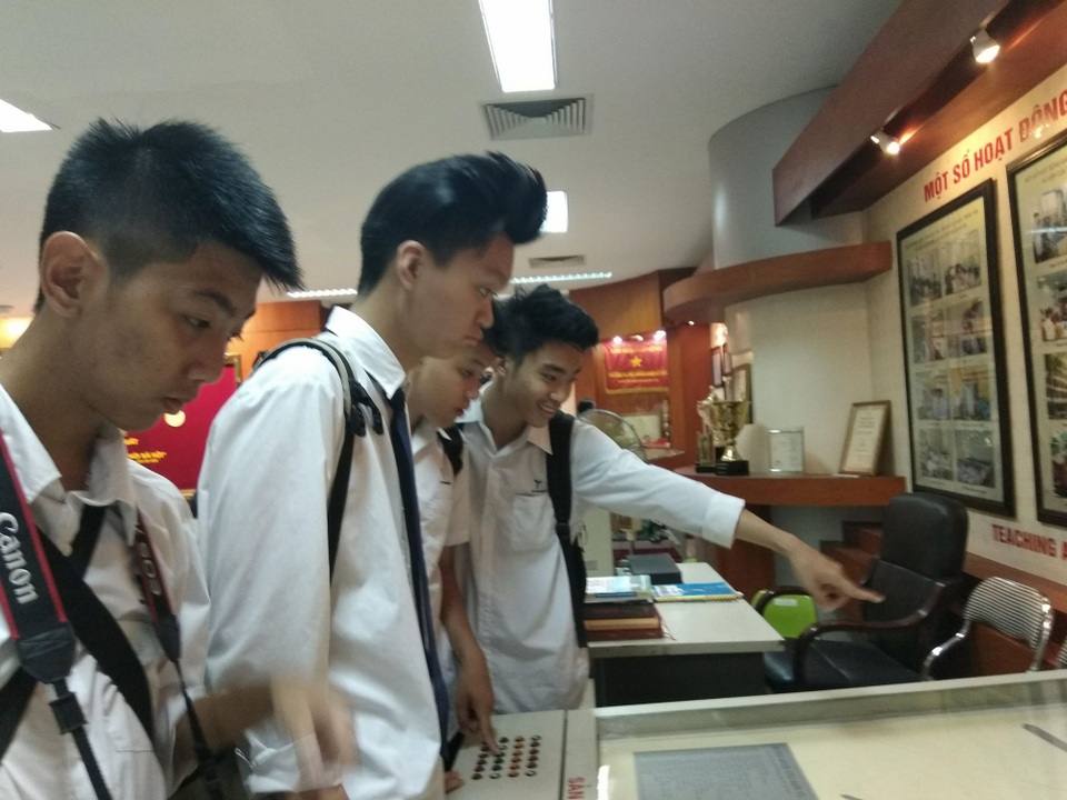 Học sinh lớp 10 trải nghiệm một ngày làm sinh viên ĐH Bách khoa Hà Nội - 1 Tham quan phòng truyền thống của ĐHBK Hà Nội.