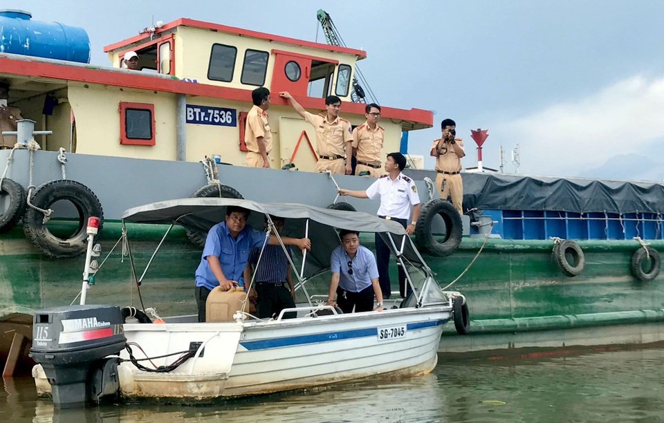 Ghe hơn 100 tấn chìm giữa kênh, 3 người thoát chết - 1 Lực lượng chức năng tiếp cận hiện trường, ghi nhận thông tin ban đầu