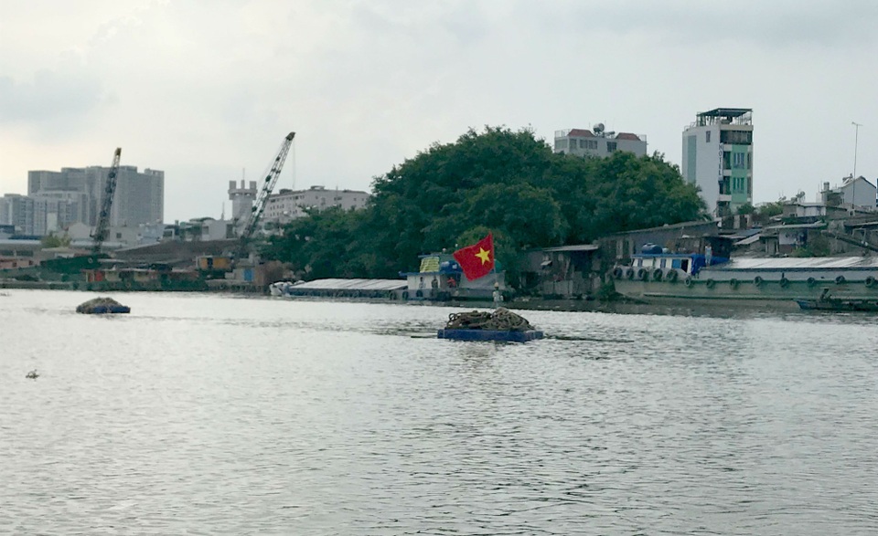 Ghe hơn 100 tấn chìm giữa kênh, 3 người thoát chết - 2 Phao báo hiệu được cắm trên kênh Tẻ để các phương tiện khác né tránh