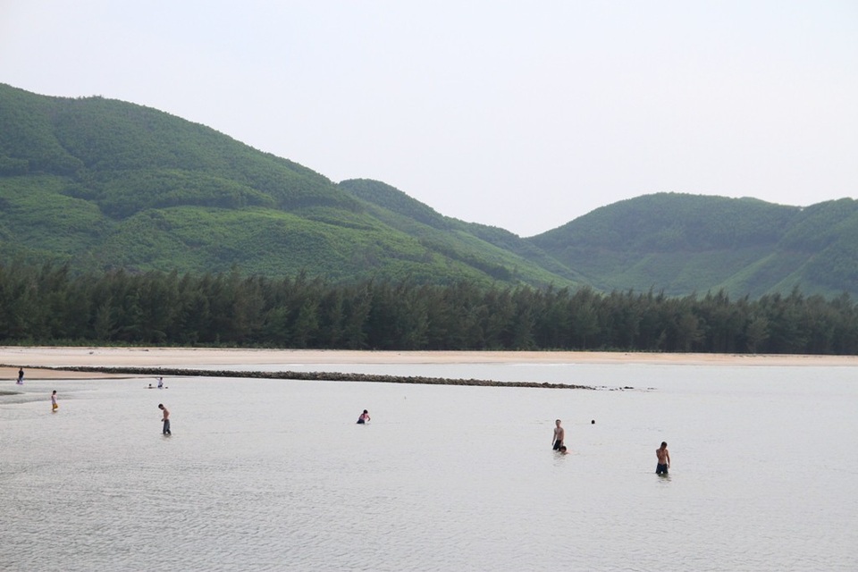 Bãi biển không sâu, những cơn sóng nhẹ làm du khách thoải mái đến tắm
