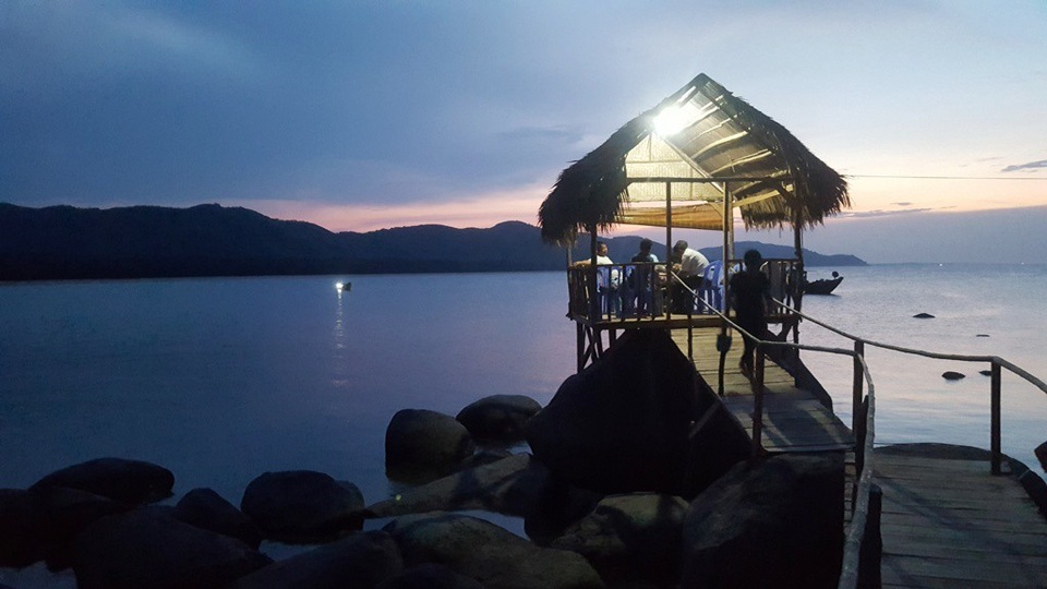 Màu sắc ráng hồng còn lại bầu trời hòa vào màu xanh biếc của biển cả