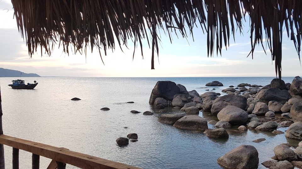 Nhìn biển từ chòi trên đá