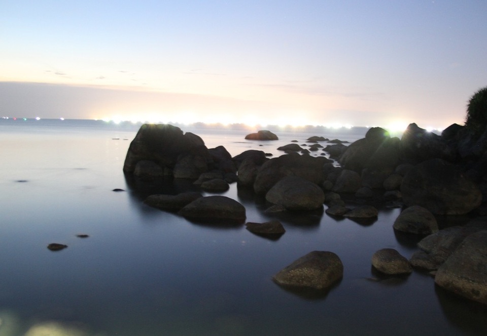 Dòng biển đêm hiện lên huyền ảo khi chụp bằng tốc độ chậm