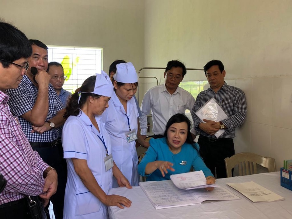 Bộ trưởng y tế: Phải đầu tư ra tấm ra món y tế cơ sở! - 1 Bộ trưởng Y tế nhắc nhở cán bộ Trạm Y tế xã Quỳnh trang đảm bảo việc lưu giấy tờ đầy đủ bệnh nhân tới khám.