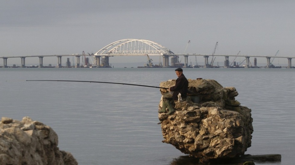 Nga sắp khánh thành cầu dài nhất châu Âu nối liền bán đảo Crimea - 4
Cây cầu này có tính biểu tượng với nước Nga và cả Crimea từ sau sự kiện Crimea sáp nhập vào Nga năm 2014 thông qua trưng cầu ý dân. Hiện tại, Crimea chỉ giáp phần đất liền với Ukraine. Trước khi cầu được xây dựng xong, hành khách và hàng hóa chủ yếu đi bằng máy bay hoặc các chuyến phà xuất phát từ miền nam Nga. Việc di chuyển này khá bất tiện vì xe cộ thường phải xếp thành hàng dài để chờ di chuyển, cũng như các chuyến phà không thể hoạt động hiệu quả trong thời tiết lạnh giá của mùa đông. (Ảnh: Reuters)