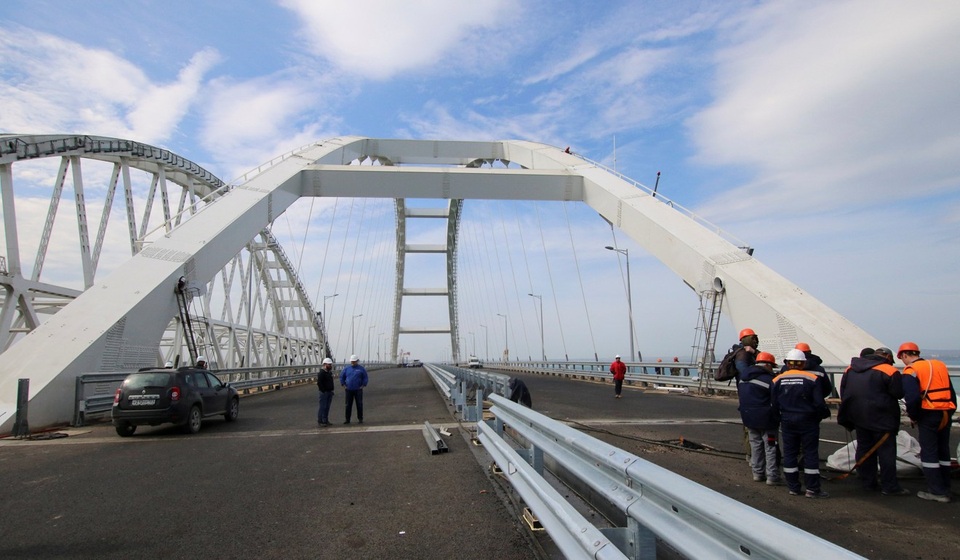 Nga sắp khánh thành cầu dài nhất châu Âu nối liền bán đảo Crimea - 5 Theo AFP, Ukraine đã từng chỉ trích dự án này, cho rằng việc xây dựng cầu phá hủy môi trường và ngăn cản các tàu lớn của Ukraine cập bến trên biển Azov. EU và Mỹ từng ban lệnh trừng phạt những cá nhân và thực thể có liên quan tới việc xây cầu. (Ảnh: Reuters)