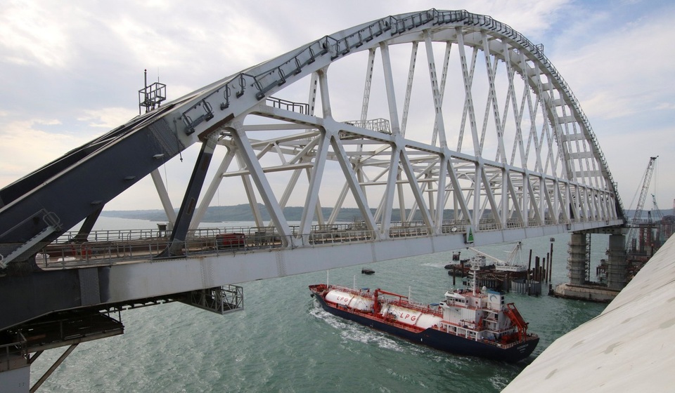 Nga sắp khánh thành cầu dài nhất châu Âu nối liền bán đảo Crimea - 6
Do quyết định ly khai khỏi Ukraine năm 2014, Crimea cũng nhận hàng loạt lệnh cấm vận từ phương Tây. Vì vậy, Moscow phải chuyển phần lớn lương thực tới bán đảo thông qua tàu. Việc xây cầu và thông đường sẽ mang lại nhiều lợi ích to lớn và sẽ giảm thiểu việc Crimea phụ thuộc vào hệ thống vận tải đường biển. (Ảnh: Reuters)