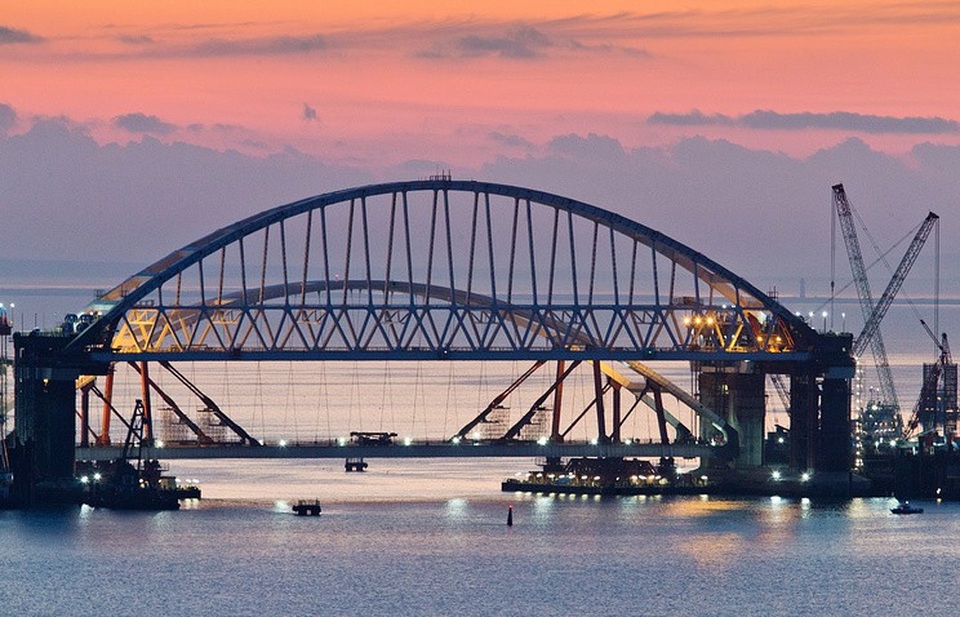 Nga sắp khánh thành cầu dài nhất châu Âu nối liền bán đảo Crimea - 7
Việc xây dựng cầu nối giữa Crimea và Nga đã từng được đề xuất dưới thời Sa hoàng Nicholas II nhưng do Thế chiến I nên dự định này đã không thể hoàn thành. Những năm 1930, lãnh tụ Liên Xô Joseph Stalin cũng mong muốn khởi động dự án nhưng bất thành. Cho đến nay, công trình mới chính thức được xây dựng và hoàn thiện. (Ảnh: Tass)