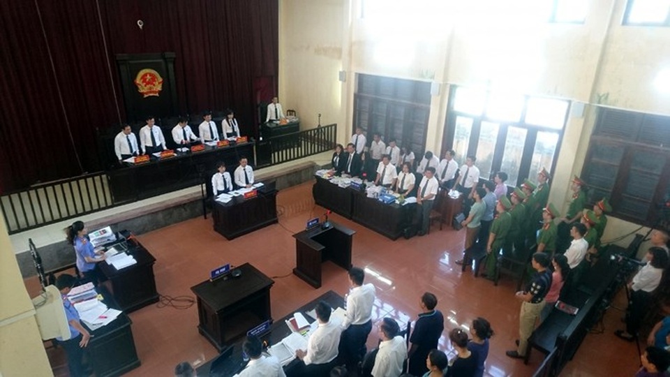 Vụ 8 người chạy thận tử vong: Vắng nguyên Giám đốc bệnh viện nhưng không hoãn xử - 1
Phiên tòa xét xử vụ 8 người chạy thận tử vong tại Hòa Bình sáng nay (15/5)