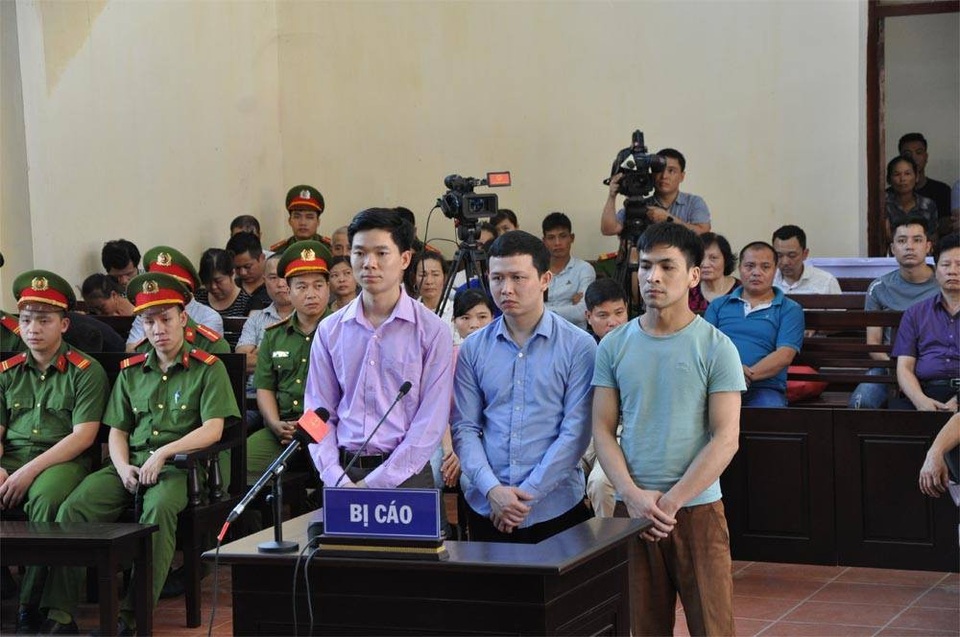Vụ 8 người chạy thận tử vong: Vắng nguyên Giám đốc bệnh viện nhưng không hoãn xử - 3
Các bị cáo tại phiên xử sáng nay (15/5)