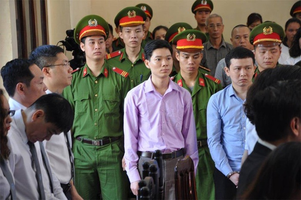 Vụ 8 người chạy thận tử vong: Vắng nguyên Giám đốc bệnh viện nhưng không hoãn xử - 2
Bị cáo Hoàng Công Lương tại phiên xử