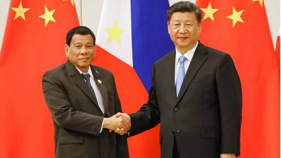 Trung Quốc "quyến rũ" Philippines: Bất ngờ tuyển nhiều giáo viên tiếng Anh - 1
Tổng thống Philippines Rodrigo Duterte và Chủ tịch Trung Quốc Tập Cận Bình (Ảnh: AFP)