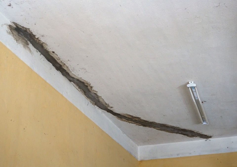 Niêm phong khu trường mới xây dựng đã bị lún nứt - 2 Vết nứt đã được chính quyền địa phương dùng xi măng khắc phục