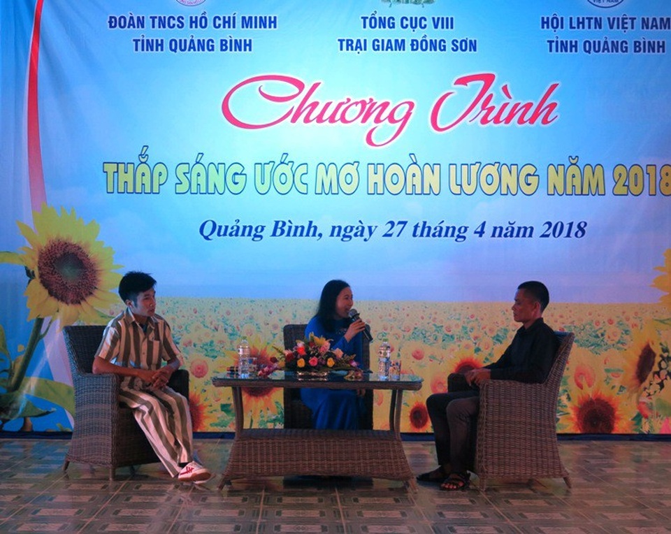 
Trần Tuấn Hải (bìa phải) - vị khách mời trong chương trình “Thắp sáng ước mơ hoàn lương” tại Trại giam Đồng Sơn do Tỉnh đoàn và Hội LHTN Việt Nam tỉnh Quảng Bình thực hiện
