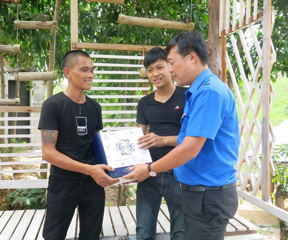 
Trước nghị lực của Hải, anh Lê Quốc Phong, Ủy viên dự khuyết Ban chấp hành Trung ương Đảng, Bí thư thứ nhất Trung ương Đoàn đã đến thăm và tặng quà động viên.
