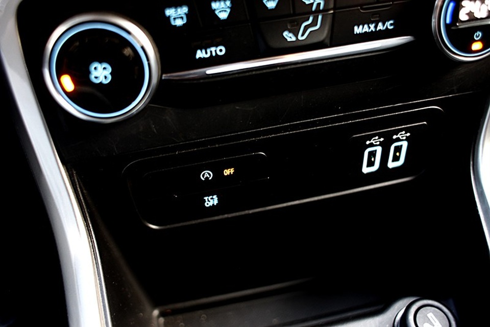Ford Ecosport - Những đổi thay đáng giá - 9 Nút ngắt tính năng tạm dừng động cơ khi dừng đèn đỏ. Hệ thống này mặc định (khi khởi động xe) là ở chế độ BẬT.