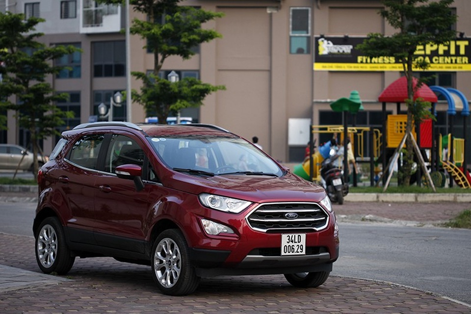 Ford Ecosport - Những đổi thay đáng giá - 2
Ford Ecosport 2018 dễ dàng được nhận diện nhờ lưới tản nhiệt thiết kế mới, cụm đèn sương mù có kích thước lớn.