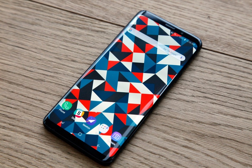 Galaxy S10 rò rỉ khiến fan phấn khích bởi tính năng được mong đợi từ lâu - 1 Samsung Galaxy S10 có thể sẽ đặt cảm biến vân tay bên trên màn hình cảm ứng.