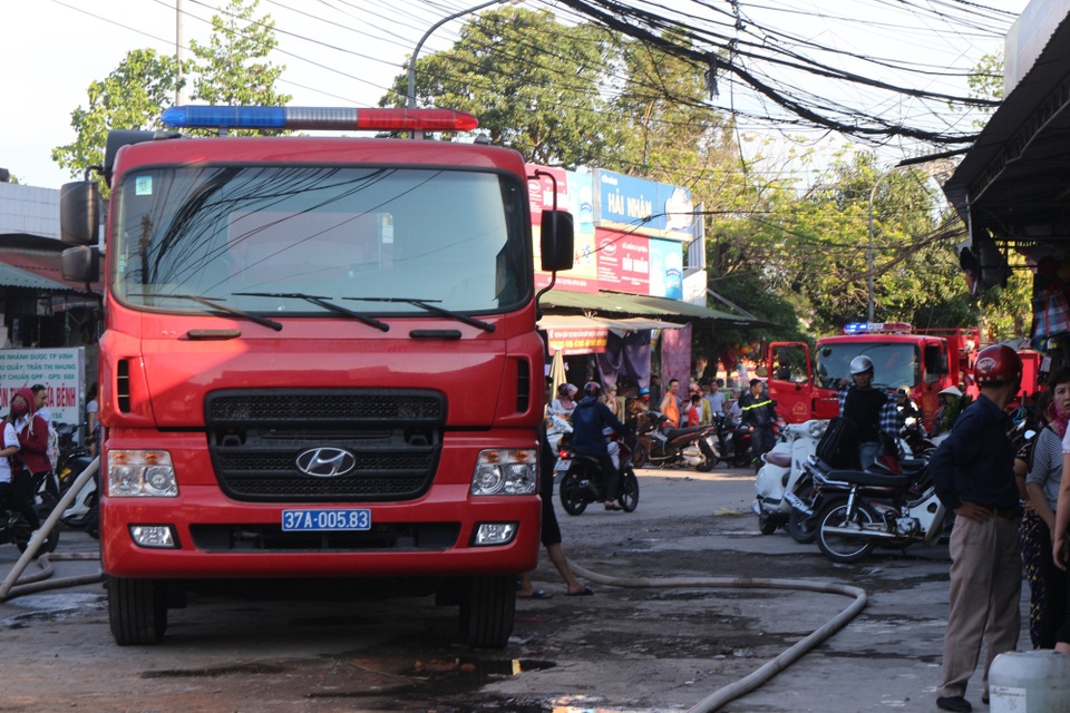 Ki ốt gần chợ cháy dữ dội, 2 ô tô bị lửa bén - 1 Lực lượng chức năng điều nhiều xe cứu hỏa đến hiện trường tham gia chữa cháy.