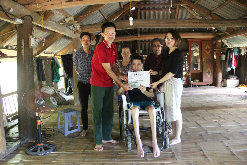 Gần 60 triệu đồng đến với chàng trai bị liệt đôi chân - 1 PV Dân trí cùng chính quyền địa phương trao số tiền gần 60 triệu đồng đến với em Tần