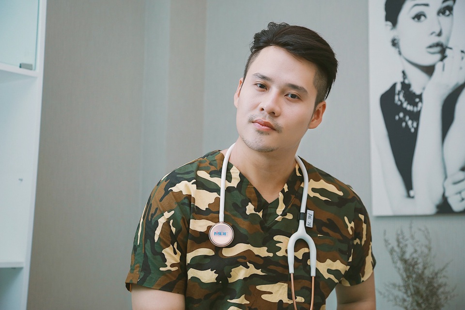 Bác sĩ thẩm mỹ Minh Trị: “Tôi không có gì phải sợ Sơn Tùng hay Bích Phương” - 3 Nhờ có niềm đam mê mãnh liệt trong âm nhạc đã giúp cho công việc của một bác sĩ thẩm mỹ thăng hơn và hoàn mỹ hơn.