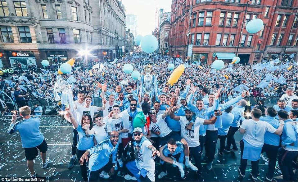 Man City tưng bừng diễu hành ăn mừng chức vô địch Premier League - 13 Man City tưng bừng diễu hành ăn mừng chức vô địch Premier League - 13