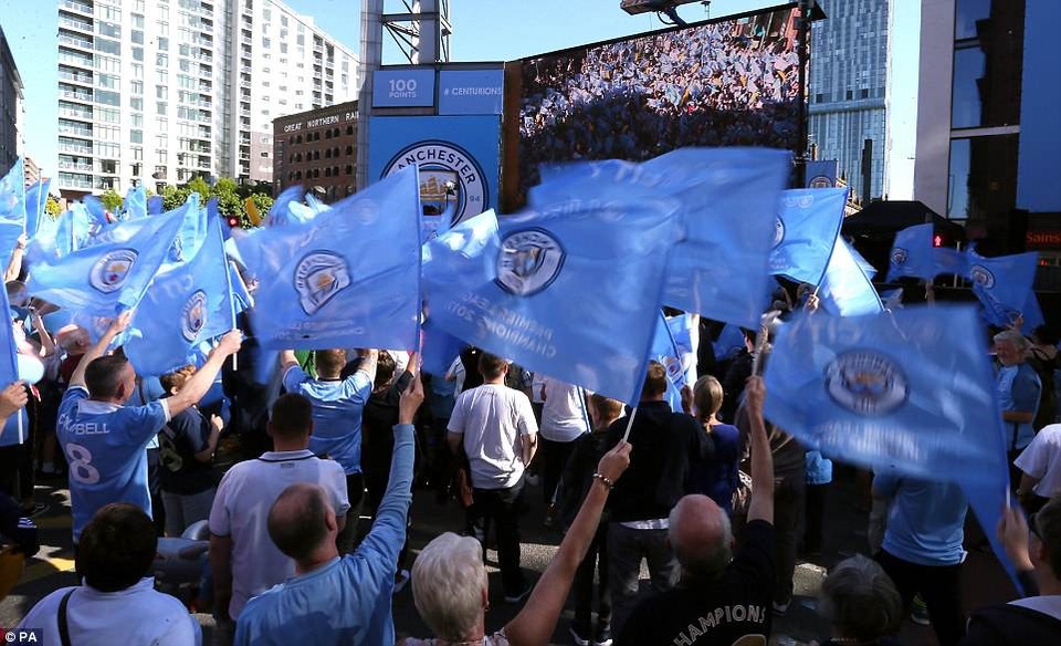 Man City tưng bừng diễu hành ăn mừng chức vô địch Premier League - 12 Man City tưng bừng diễu hành ăn mừng chức vô địch Premier League - 12