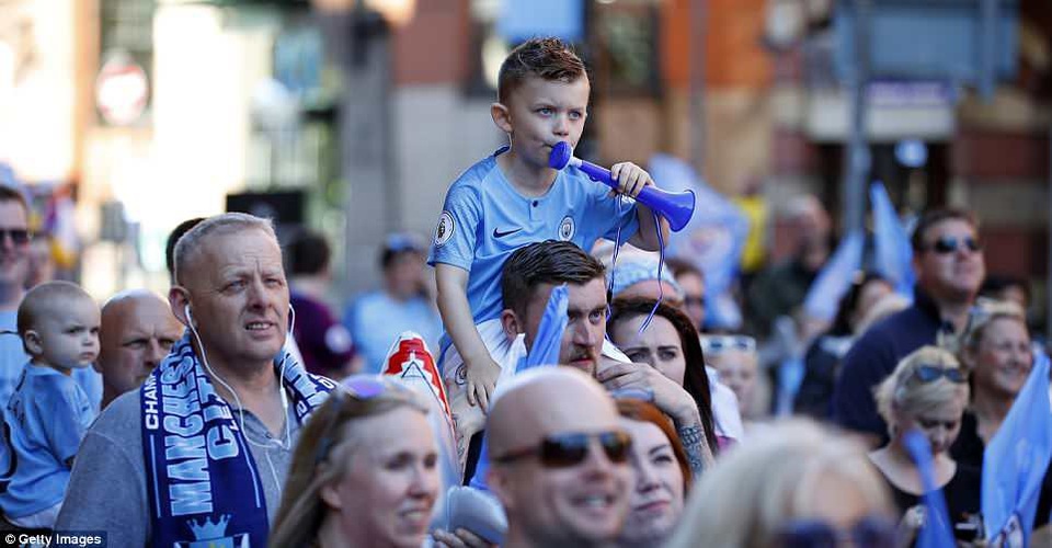 Man City tưng bừng diễu hành ăn mừng chức vô địch Premier League - 14 Man City tưng bừng diễu hành ăn mừng chức vô địch Premier League - 14
