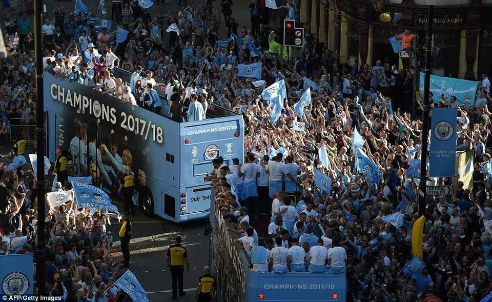 Man City tưng bừng diễu hành ăn mừng chức vô địch Premier League - 3 Man City tưng bừng diễu hành ăn mừng chức vô địch Premier League - 3