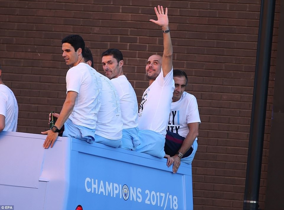 Man City tưng bừng diễu hành ăn mừng chức vô địch Premier League - 6 Man City tưng bừng diễu hành ăn mừng chức vô địch Premier League - 6