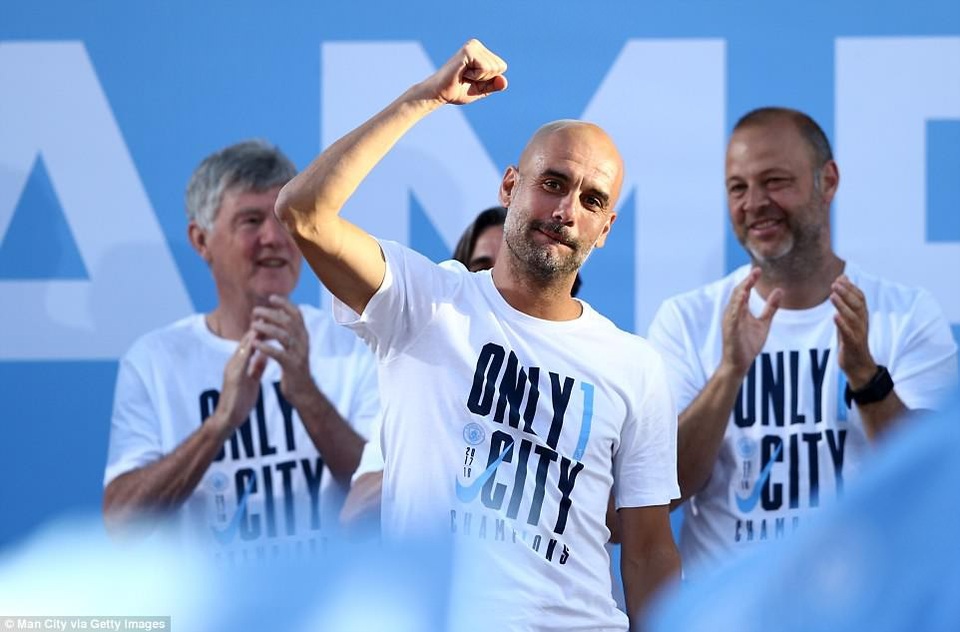 Man City tưng bừng diễu hành ăn mừng chức vô địch Premier League - 9 Man City tưng bừng diễu hành ăn mừng chức vô địch Premier League - 9