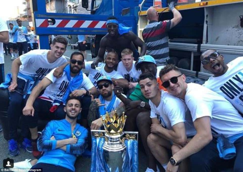 Man City tưng bừng diễu hành ăn mừng chức vô địch Premier League - 10 Man City tưng bừng diễu hành ăn mừng chức vô địch Premier League - 10