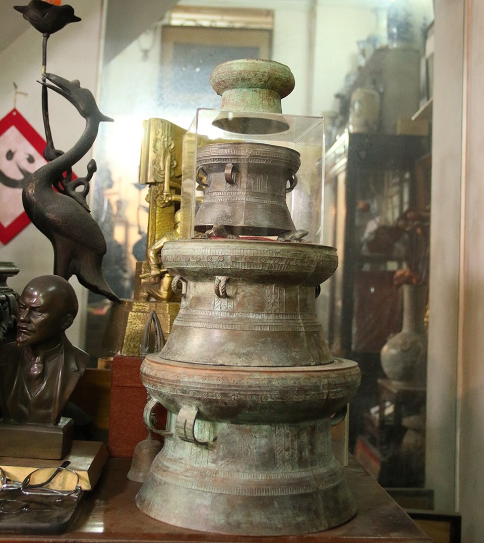 Chiêm ngưỡng "kho báu" tượng đồng của nghệ nhân Hà Nội - 9
Bộ sưu tập trống đồng đủ kích cỡ hiện đang được trưng bày trên tầng hai của ngôi nhà.