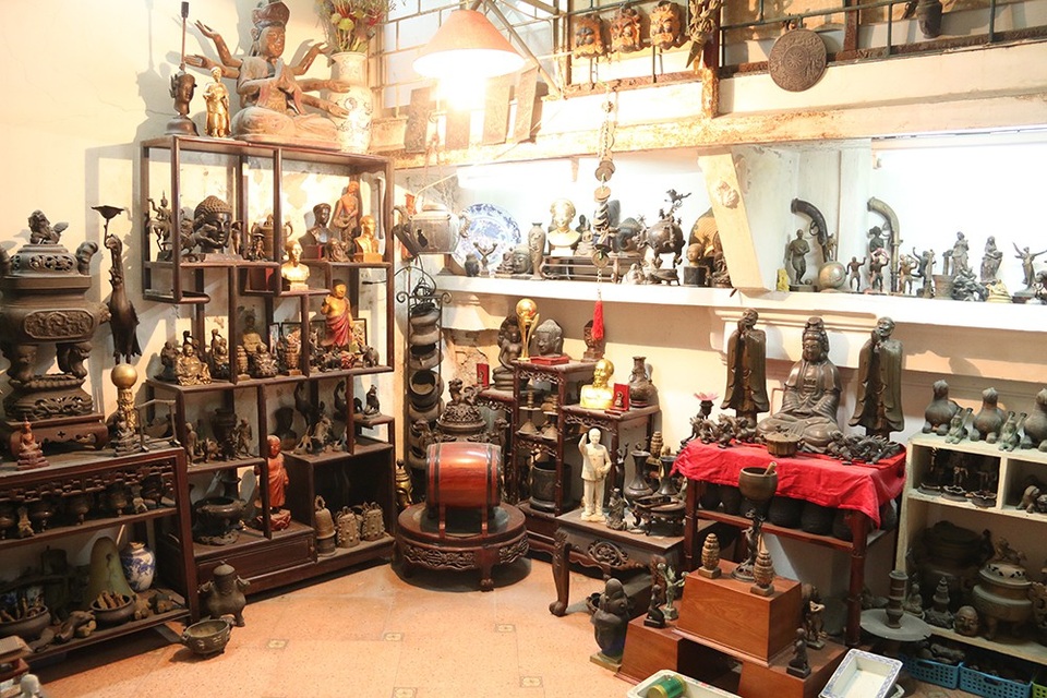 Chiêm ngưỡng "kho báu" tượng đồng của nghệ nhân Hà Nội - 1
Căn nhà nhỏ của nghệ nhân đúc đồng nổi tiếng Lê Văn Khang (Hoàn Kiếm, Hà Nội) lưu giữ hàng trăm bức tượng bằng đồng lớn nhỏ khác nhau. Phần lớn tượng do chính tay nghệ nhân Lê Văn Khang đúc từ những ngày đầu theo nghiệp cho tới sau này.