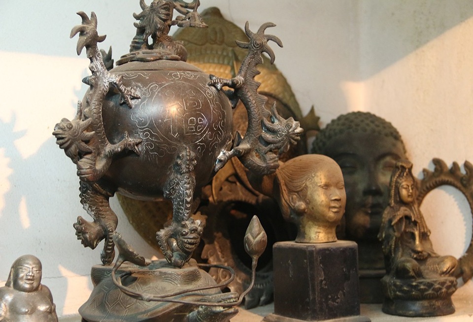 Chiêm ngưỡng "kho báu" tượng đồng của nghệ nhân Hà Nội - 5
Chiếc lư hương cổ bằng đồng. Theo nghệ nhân Khang, đây là chiếc lư hương có một không hai ở Việt Nam mà ông phải mất nhiều thời gian, công sức cũng như tiền bạc mới có được.