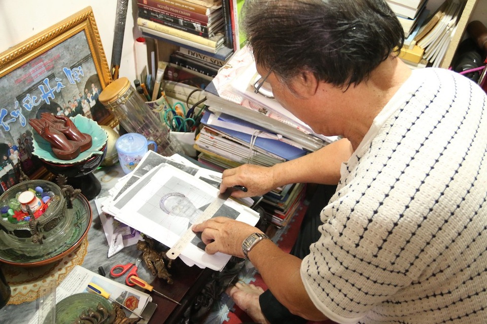 Người đàn ông 60 năm "thổi hồn" vào tượng đồng ở Hà Nội - 5
Khoảng thời gian trước năm 1974, nghề đúc đồng vô cùng khó khăn vì thiếu nguyên liệu. Ông Khang kể, đã từng trên dưới 10 lần có ý định bỏ nghề nhưng cuối cùng vẫn bám trụ. Có lẽ nghề này đi theo tôi đến suốt đời, thời điểm khó khăn chỉ là lúc mình chưa tìm được ra bí quyết để chinh phục những bức tượng yêu cầu cao, đòi hỏi kỹ năng thuần thục, ông tâm sự.