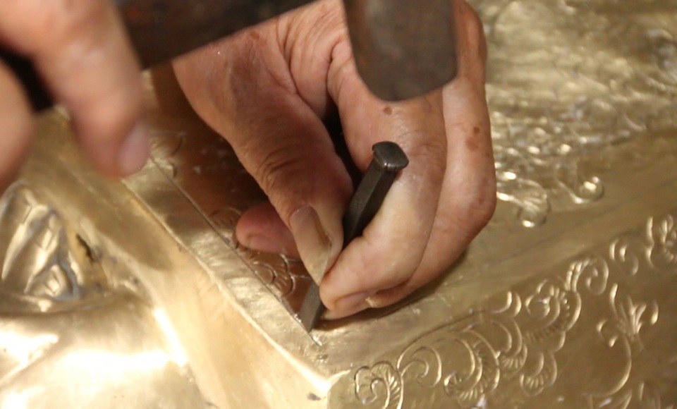 Người đàn ông 60 năm "thổi hồn" vào tượng đồng ở Hà Nội - 3
Với kỹ năng sẵn có trong suốt quá trình học tập và làm việc ở nhà máy sửu chữa ô tô 3/2, ông Khang nhanh chóng học thành thạo nghề truyền thống. Xưởng đúc đồng truyền thống kết hợp với cơ khí hiện đại được ông dựng lên. Đơn đặt hàng đầu tiên xưởng tôi nhận được là 20 bức tượng đồng cho Bảo tàng Mỹ thuật Việt Nam. Phía bảo tàng đòi hỏi rất cao về kỹ thuật thuật từ khối, từ mạc, từ nét các pho tượng mà chuyển thể từ thạch cao thành các pho tượng đồng phải trung thành với ý đồ tạo hình của các tác giả , ông Khang cho biết.