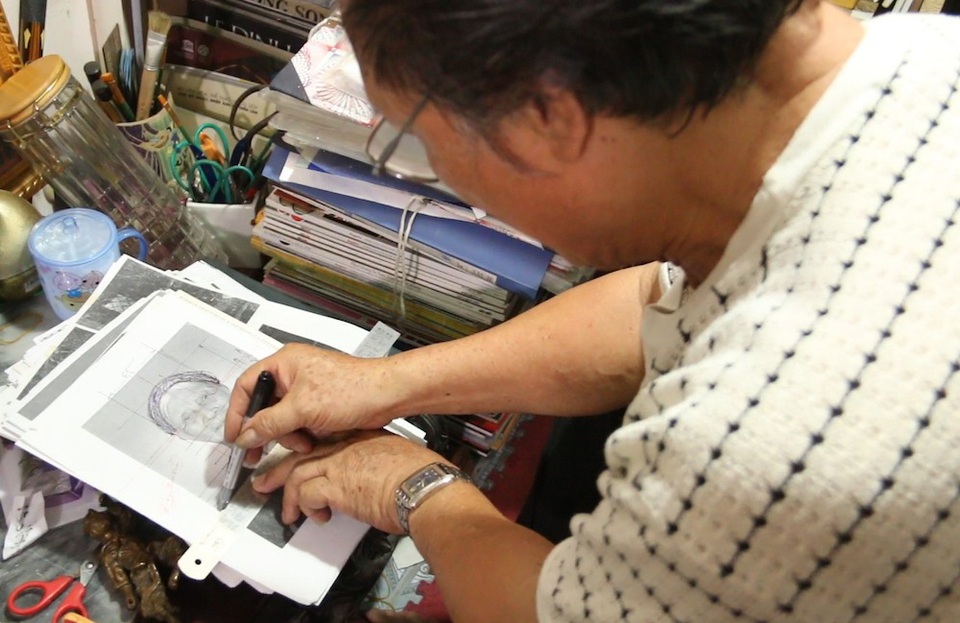 Người đàn ông 60 năm "thổi hồn" vào tượng đồng ở Hà Nội - 6
Nghề làm tượng đồng đặc biệt vất vả, phải tiếp xúc với đất, cát, khói, bụi, nắng nóng, nhưng khó khăn hơn là kỹ thuật tạo ra những chi tiết nhỏ như mắt phải có viền, môi phải có bờ, tai phải có gờ. Một pho tượng chân dung phải nhìn được ngũ sơn nhị thuỷ, tam đình ngũ nhãn. Đồng thời, phải nhìn lưỡng quyền, ấn đường, người nào thông minh thì ấn đường ra sao... Làm tượng đồng phải hiểu về nhân tướng học, khi hiểu về điều này thì người làm có thể bắt được ngay cái hồn của pho tượng và khi lên màu xử lý được pho tượng sẽ làm cho pho tượng đang nặng nề trở nên nhẹ nhàng đi, mới thật nhưng lại hóa cũ, ông Khang kể.