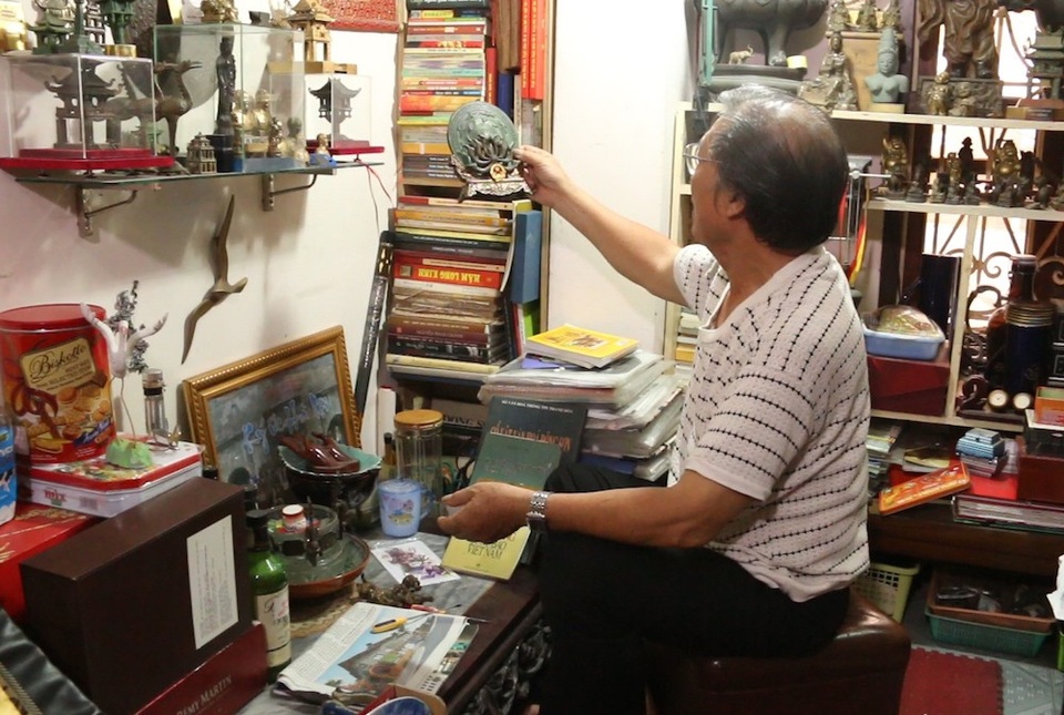 Người đàn ông 60 năm "thổi hồn" vào tượng đồng ở Hà Nội - 4
Bên cạnh đó Bảo tàng Mỹ thuật Việt Nam có có yêu cầu với 20 bức tượng đồng, mỗi bức phải có một màu sắc khác nhau. Trước năm 1990, nói đến tượng màu quả là việc vô cùng khó, nhiều người ba đời làm nghề đúc đồng cũng không thể nào tạo màu cho tượng được. Tuy nhiên tôi đã làm được điều đó và 20 bức tượng đồng hiện tại đang đặt trong Bảo tàng Mỹ thuật Việt Nam mỗi bức đều có một màu riêng, đến nay vẫn đẹp, sắc nét và chưa hề phải sửa chữa, ông Khang kể.