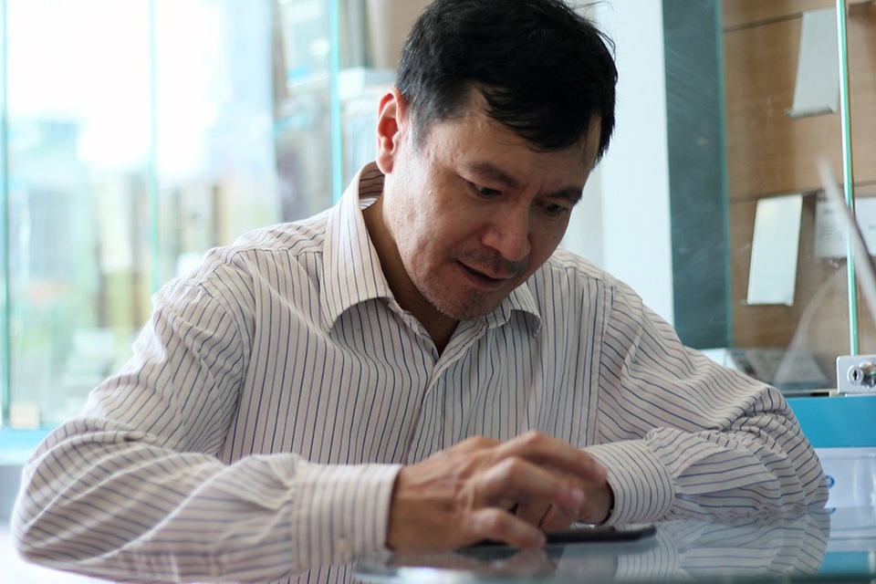 Điểm giao dịch vắng vẻ trong ngày "hạn chót" đăng ký ảnh thuê bao - 5
Khách đến đăng ký bổ sung ảnh chân dung chính chủ chủ yếu là những người lớn tuổi.