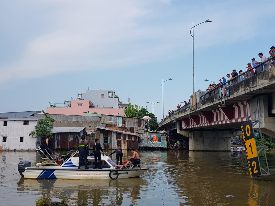 Hai học sinh lớp 6 chết đuối thương tâm - 1
Lực lượng chức năng tổ chức người nhái lặn tìm nạn nhân
