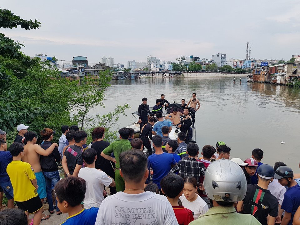 Hai học sinh lớp 6 chết đuối thương tâm - 2 Người dân hiếu kỳ tập trung theo dõi vụ việc