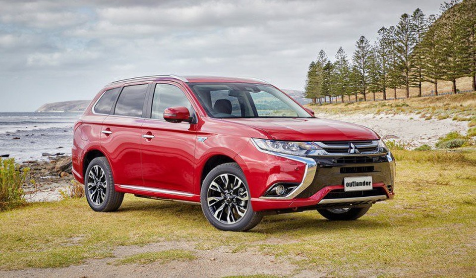 Ô tô 5 chỗ khan hàng, đồng loạt rủ nhau tăng giá - 3
Mitsubishi Outlander cũng điều chỉnh giá bán đối với phiên bản 2.0 CVT, tăng thêm 15 triệu đồng