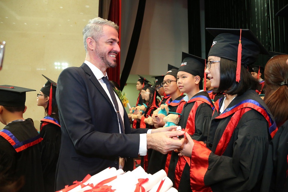 VUS trao chứng chỉ Cambridge cho 2.093 học viên và ra mắt chương trình hè 2018 - 2
Đại diện của Tổ chức Cambridge trao chứng chỉ cho học viên.