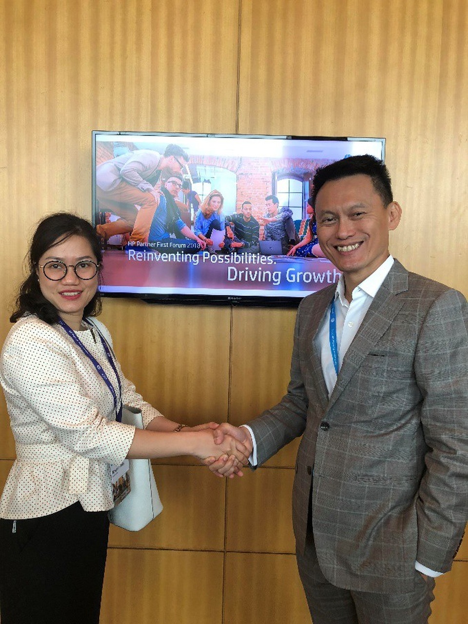 Giải pháp cho doanh nghiệp khi lựa chọn máy in - 2 Ông. Koh Kong Meng – Giám đốc Điều hành HP khu vực Đông Nam Á và Hàn Quốc trong một cuộc gặp gỡ bà Nguyễn Thị Hợi, Phó giám đốc Công ty TNHH Quốc Tế Hà Việt