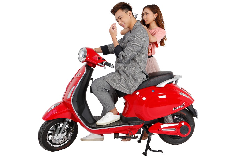 Cùng Soobin Hoàng Sơn trải nghiệm xe điện Dk Roma S - 4 Dk Roma S đồng hành cùng bạn trên mọi nẻo đường